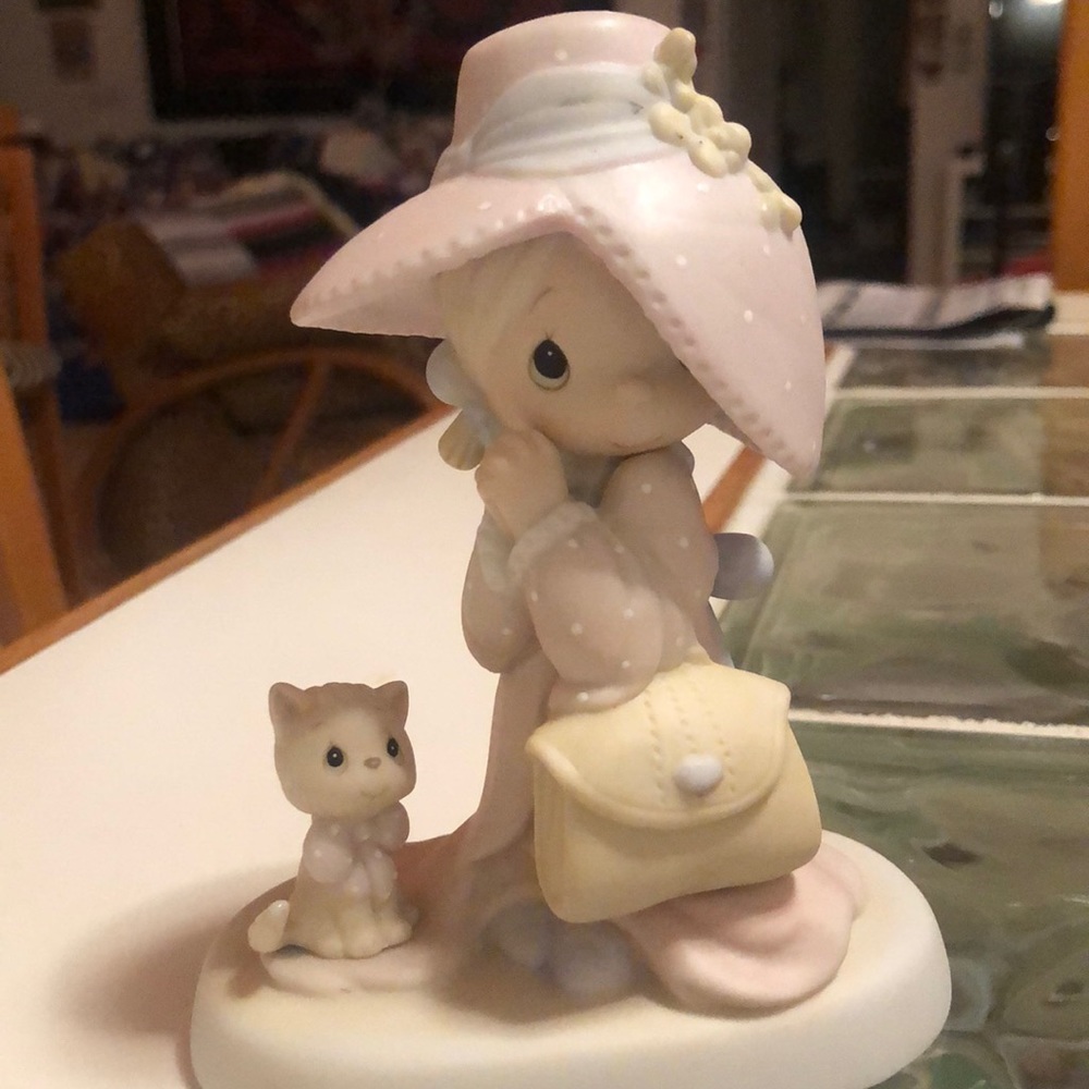 Precious moments, pastel colored
Girl wearing big hat with her Bestie